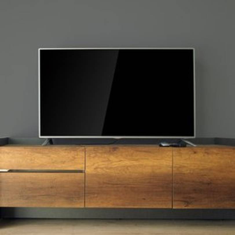 Fernseher, der auf Sideboard steht